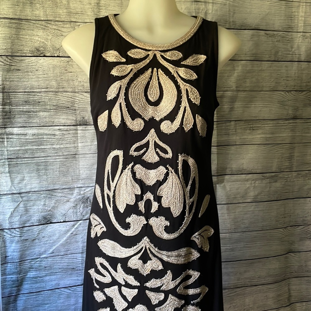 Slip-on style knit dress with embroidery and beading